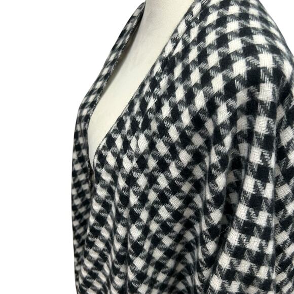 Cozy Houndstooth Plaid Wrap Poncho Old Navy Black White Fringe One Size - Picture 3 of 8